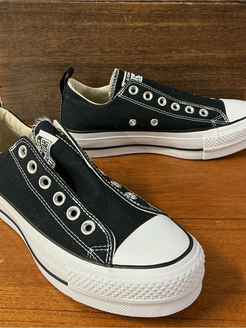 Converse Women Chuck Taylor All Star Low Black Laceless Platform Sneaker Size 7